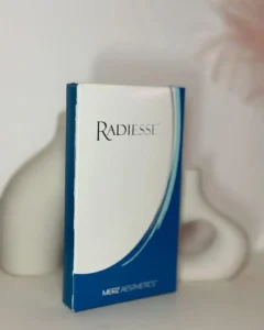 Caja de Radiesse de Merz Aesthetics, bioestimulador de colágeno para rejuvenecimiento facial de nueva generación en clínica estética Dr. Perdomo