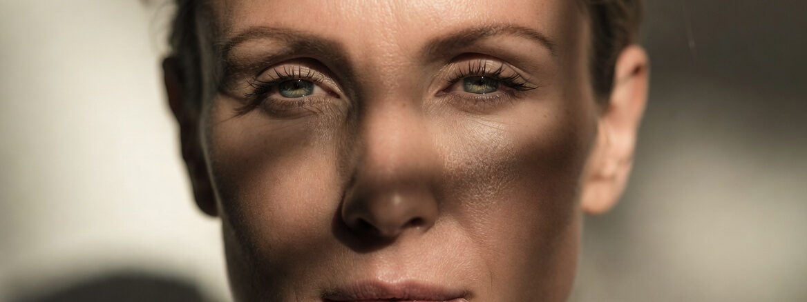 Primer plano de mujer con piel tensa y luminosa tras tratamiento para flacidez facial por pérdida de peso en clínica estética Dr. Perdomo