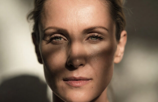 Primer plano de mujer con piel tensa y luminosa tras tratamiento para flacidez facial por pérdida de peso en clínica estética Dr. Perdomo