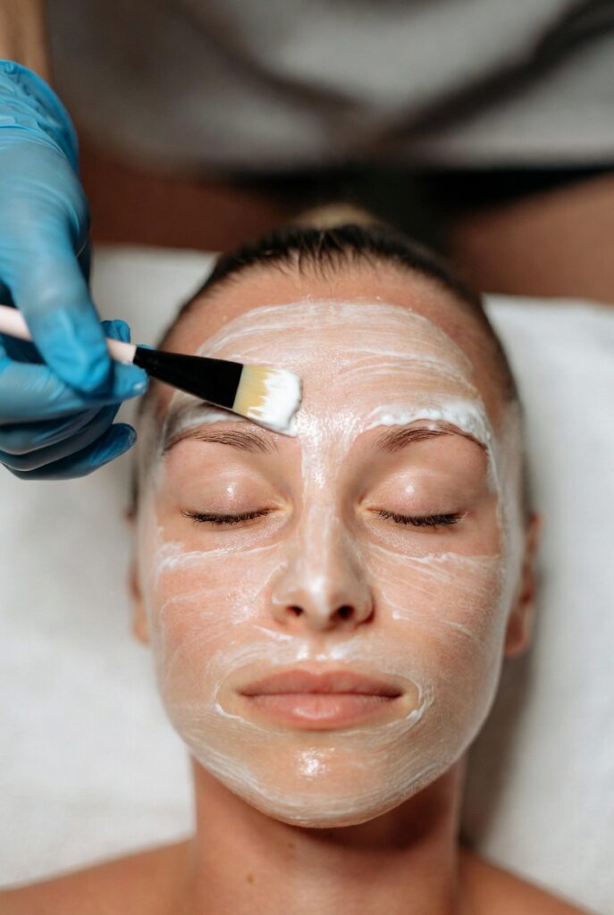 Aplicación de mascarilla revitalizadora en rostro para hidratación y renovación de la piel