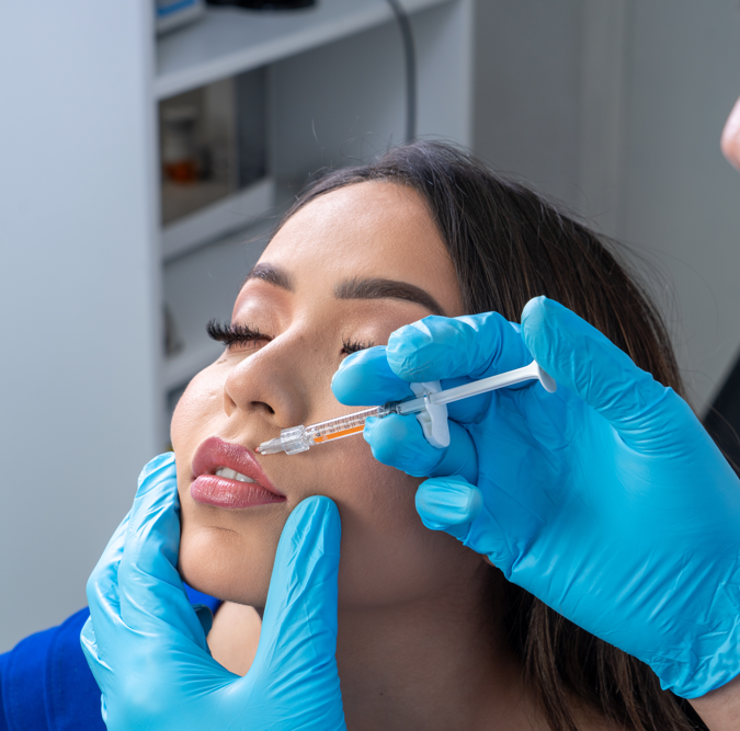 Médico aplicando toxina botulínica en zona nasal de paciente femenina, tratamiento de bótox para afinar y levantar la punta de la nariz en clínica estética Dr. Perdomo