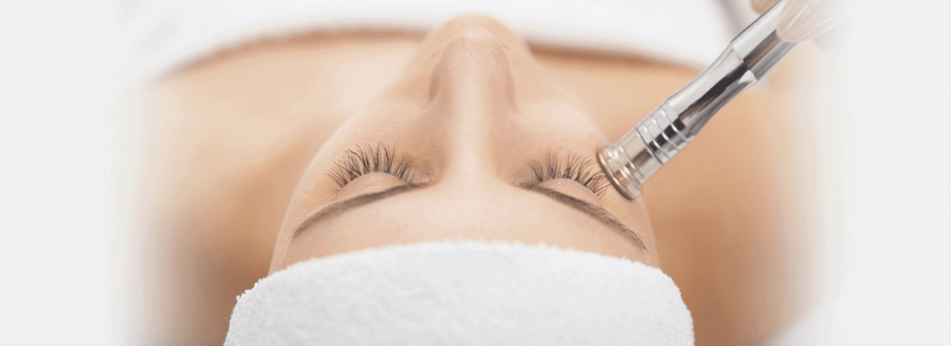 Limpieza facial profunda con equipo especializado en clínica dermatológica