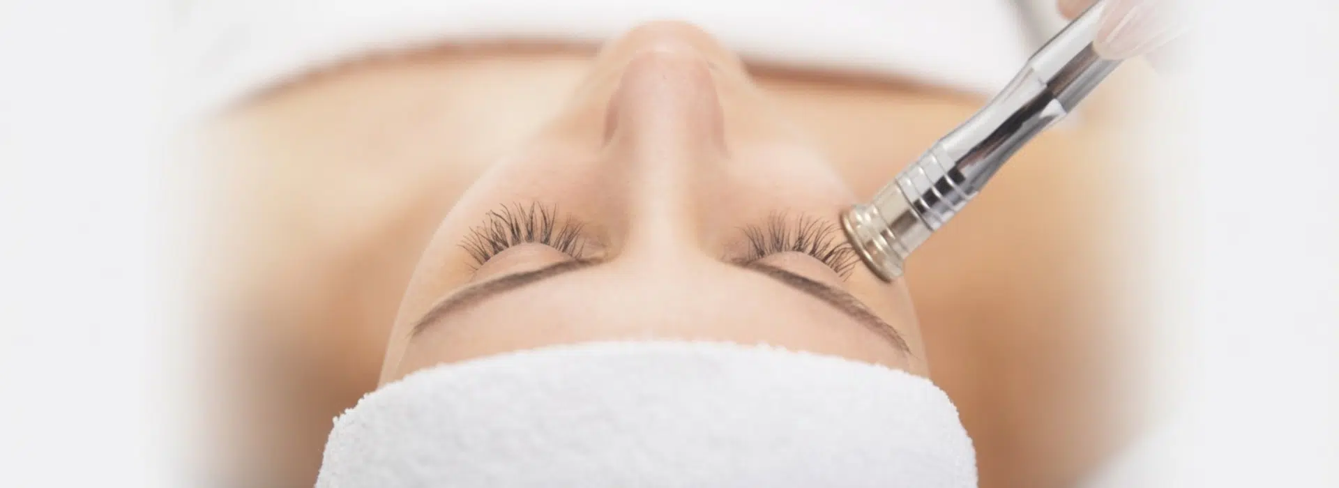 Limpieza facial profunda con equipo especializado en clínica dermatológica