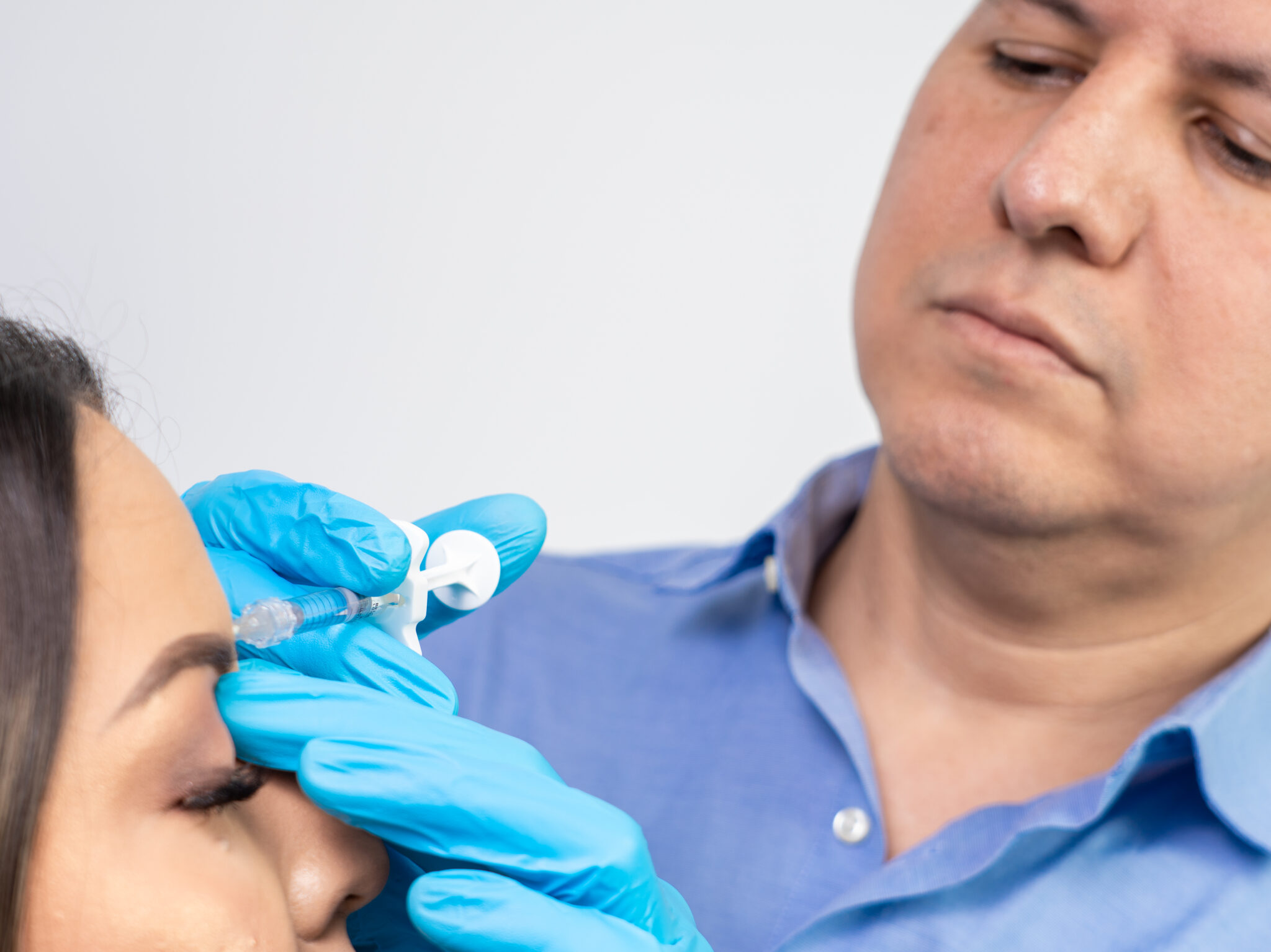 Dr. Perdomo aplicando relleno con ácido hialurónico en nariz para rinomodelación sin cirugía