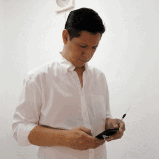 Dr. Perdomo especialista en dermatología y estética revisando expediente de paciente