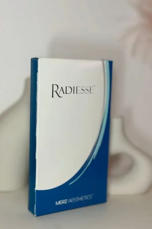Caja de Radiesse de Merz Aesthetics, bioestimulador de colágeno para rejuvenecimiento facial de nueva generación en clínica estética Dr. Perdomo
