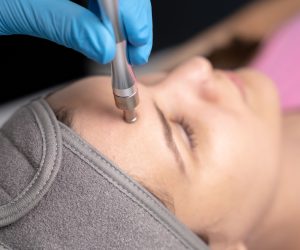 Tratamiento de limpieza facial profunda con microdermoabrasión en clínica dermatológica
