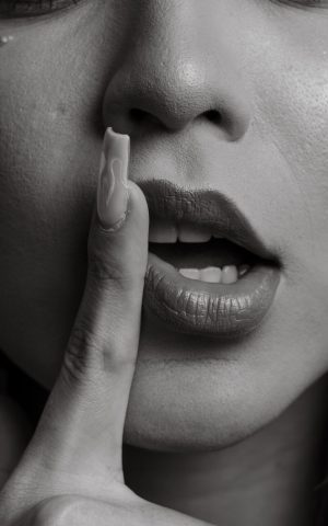 Mujer mostrando labios delgados candidata a relleno de labios con ácido hialurónico